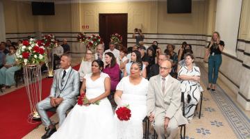 casais aguardando cerimônia do casamento comunitário #paratodosverem 