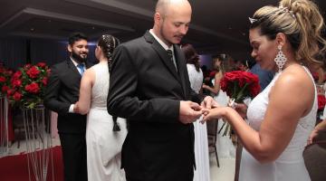 Casais trocam alianças durante a cerimônia. #paratodosverem