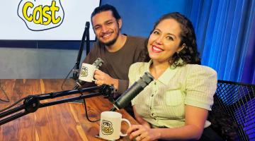 apresentadores com microfones na mesa #paratodosverem
