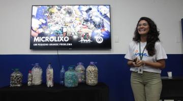 mulher faz palestra sobre microlixo #paratodosverem