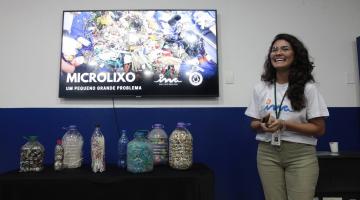 mulher faz palestra sobre microlixo #paratodosverem