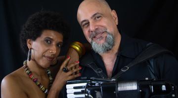 cantora e músico posam para foto #paratodosverem  