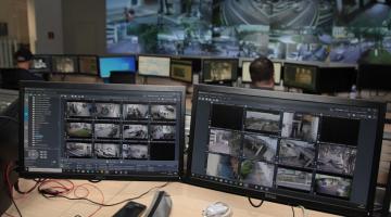 TELA DE COMPUTADOS COM IMAGENS DA CIDADE TAMBÉM REPRODUZIDAS EM GRANDES TELAS AO FUNDO. #PARATODOSVEREM