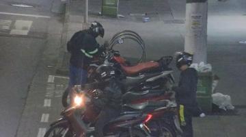 homem está mexendo em motocicleta estacionada ao lado de outras. Há outro homem ao lado. #paratodos