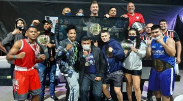 Equipe de boxe com atletas mostrando medalhas e cinturões #paratodosverem