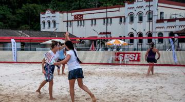 disputa de beach tennis entre mulheres. #paratodosverem