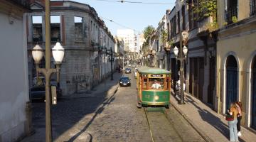 Elétrico passando pelo Centro #paratodosverem