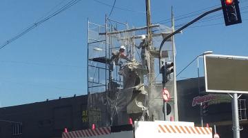 monumento cercado com homens trabalhando sobre andaimes. #paratodosverem 