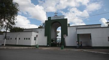 a entrada do cemitério areia branca. #paratodosverem