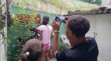 menino tira foto #paratodosverem