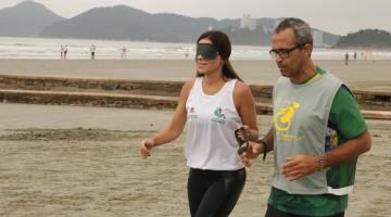 Caravana Inclusiva leva esportes paralímpicos para praia de Santos