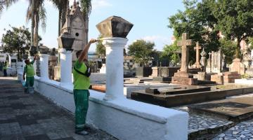 homem pintam colunas internas em cemitério. #paratodosverem