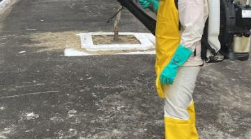 agente uniformizado faz nebulização entre campas #paratodosverem
