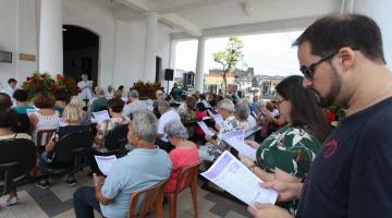 Público acompanha missa campal no Cemitério do Paquetá. #pracegover