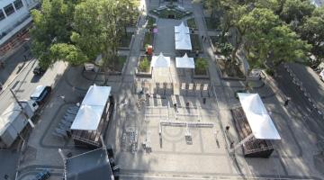 Foto aérea da Praça Mauá com estrutura montada #paratodosverem