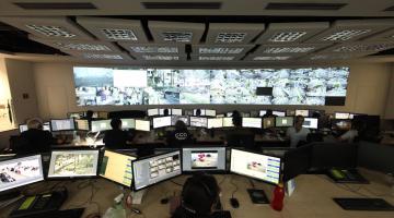 telas do centro de controle operacional com imagens da cidade. #paratodosverem