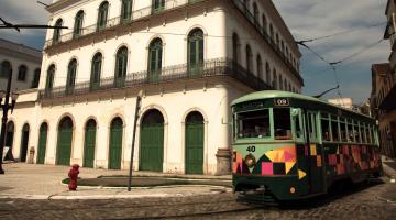 bonde passando em frente ao museu pelé. #paratodosverem