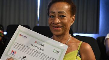 idosa mostra certificado #paratodosverem