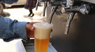 pessoa enche copo de cerveja #paratodosverem 