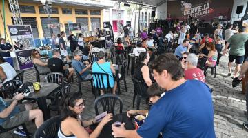 pessoas bebendo cerveja no evento #paratodosverem