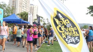 pessoas caminhando no evento #paratodosverem