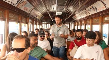 guia oferece cerveja a pessoas no bonde #paratodosverem