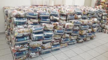 Pilhas de cestas básicas com mantimentos. #Paratodosverem