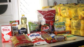 alimentos em mesa #paratodosverem 