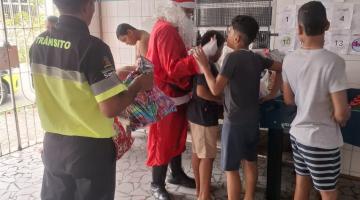 funcionários dão brinquedos às crianças #paratodosverem