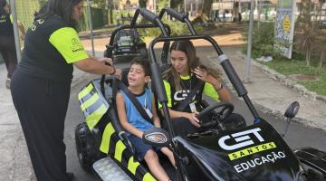 aluno no bugue de trânsito #paratodosverem