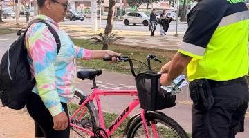 agente coloca placa em bicicleta #paratodosverem