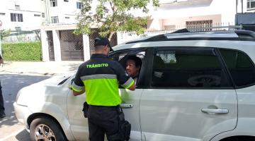 agente aborda motorista em carro #paratodosverem 