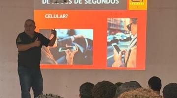 homem fala a alunos sentados #paratodosverem 