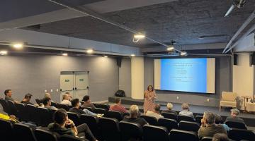 alunos assistem aula em auditório. #paratodosverem