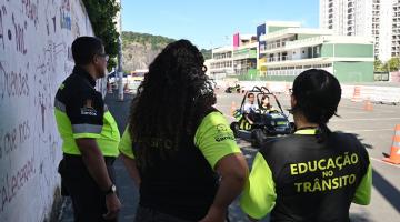 agentes olham bugue no circuito #paratodosverem