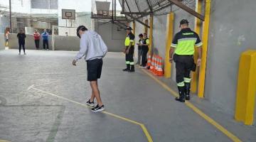 jovem anda por quadra com venda nos olhos #paratodosverem 
