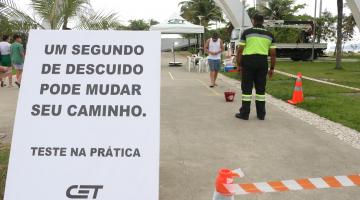 pessoas passando por dinâmica #paratodosverem