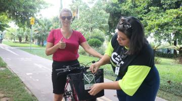 agente afixa placa em bicicleta de mulher #paratodosverem 