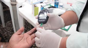 pessoa tem a diabetes medidas no dedo #paratodosverem 