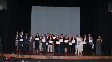 homenageados mostram diplomas #paratodosverem