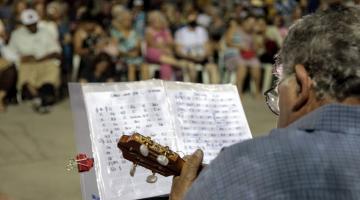 homem tocando para plateia #paratodosverem