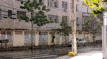 chuva em rua sem movimento. #paratodosverem