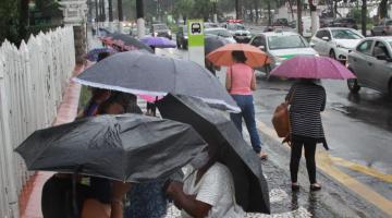 pessoas andando na chuva #paratodosverem