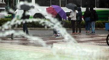 pessoas na chuva #paratodosverem 