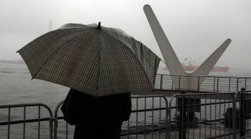 pessoa de guarda chuva no parque valongo #paratodosverem 