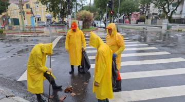 profissionais desobstruindo bueiro #paratodosverem 