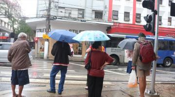pessoas de guarda chuva #paratodosverem