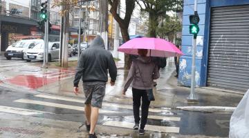 pessoas de guarda chuva #paratodosverem