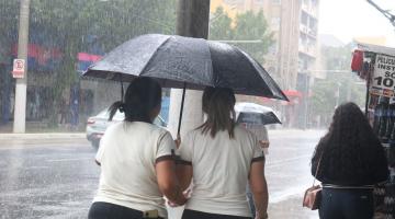 pessoas com guarda chuva #paratodosverem