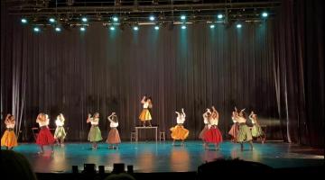 bailarinas com figurino dançando em palco #paratodosverem